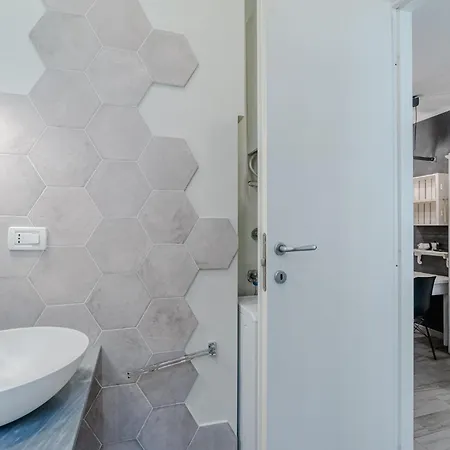Guesthost - Cozy Flat Near Porta Nuova * 토리노