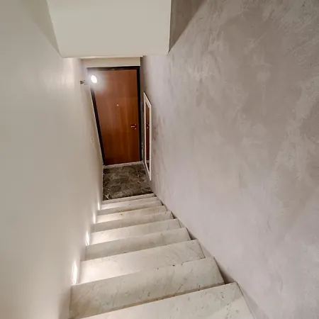 Guesthost - Cozy Flat Near Porta Nuova 아파트